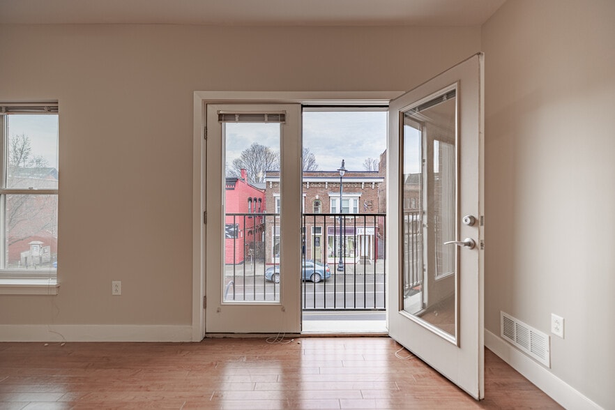 Building Photo - South & Hickory Place