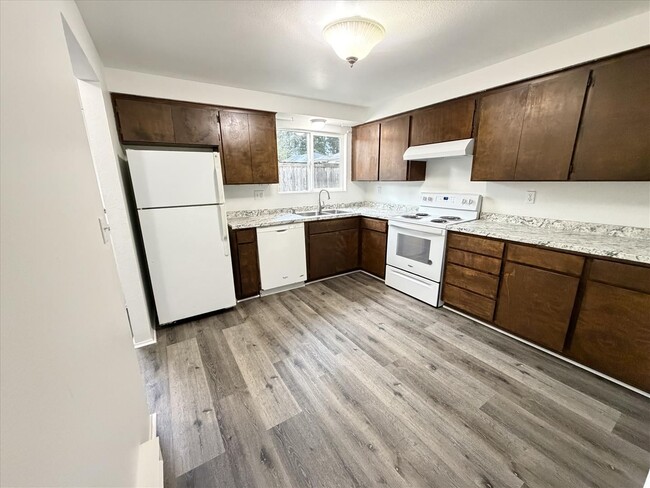 Building Photo - $2100 / 2br - 789 ft2 - Townhome/garage/fenced yard