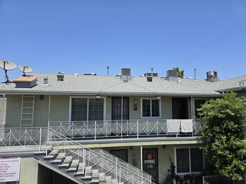 Building Photo - 6823 Hayvenhurst Ave