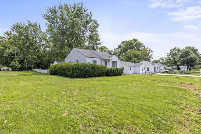 Building Photo - Cozy 3-Bedroom Ranch with Garage in Charmi...