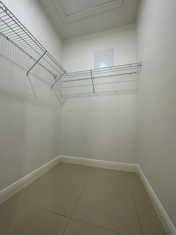 Building Photo - 922 SE 6th Ct