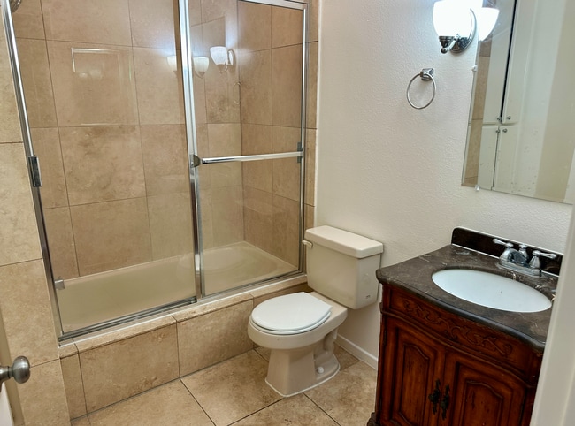 Building Photo - Beautiful Renovated 1 Bed/1 Bath Condo with Many Upgrades! Pool & Gym on Site! Central AC!
