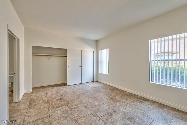 Building Photo - 3400 Cabana Dr