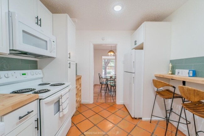 Building Photo - AUGUST PRE-LEASE! ADORABLE 3 bedroom!