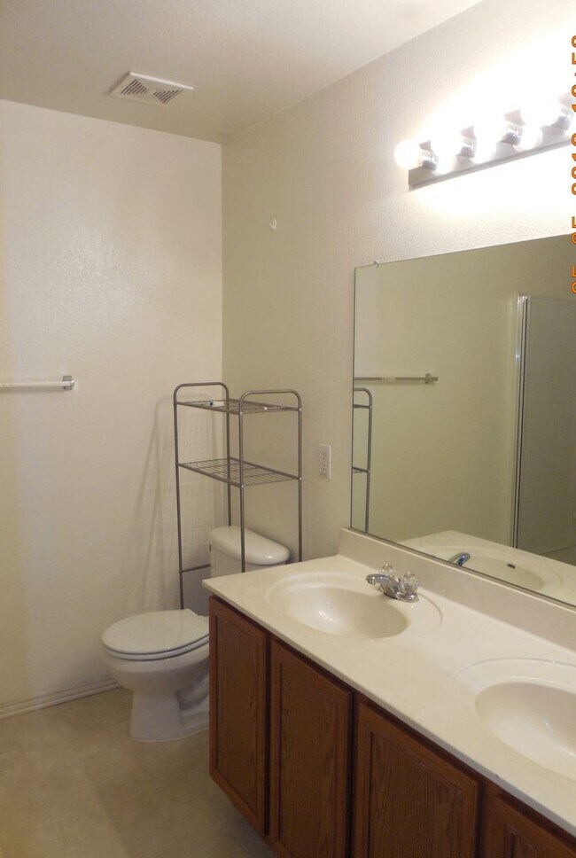 Building Photo - 3 bed, 2 bath home in Crowley
