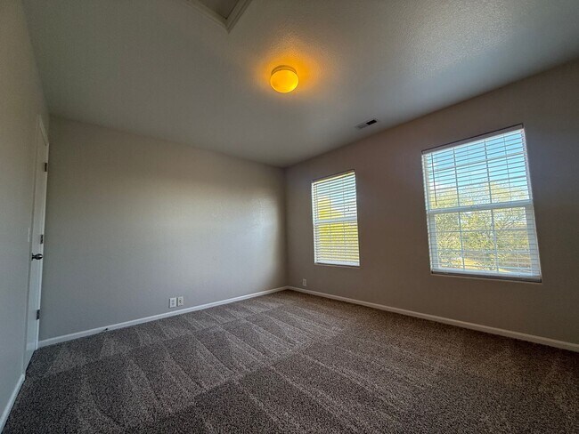 Building Photo - Stylish Comfort and Modern Living in the H...