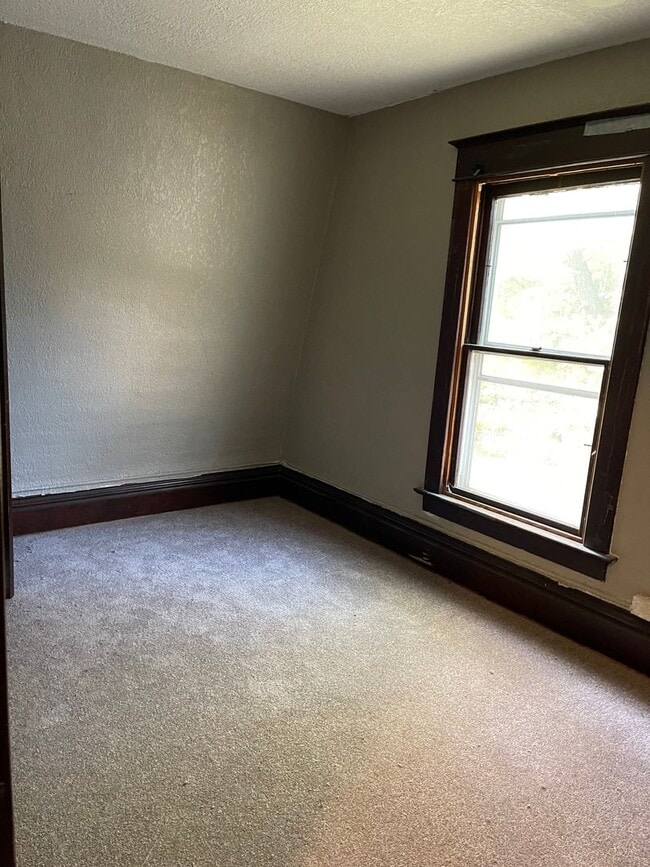 Building Photo - 4BD/1BA HOME!
