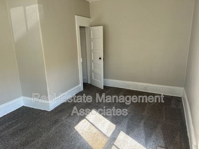 Building Photo - 329 E Tinsley St