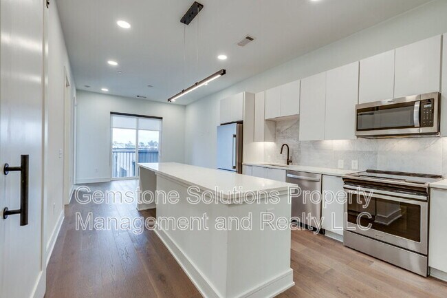 Building Photo - 1125 10th Ave N
