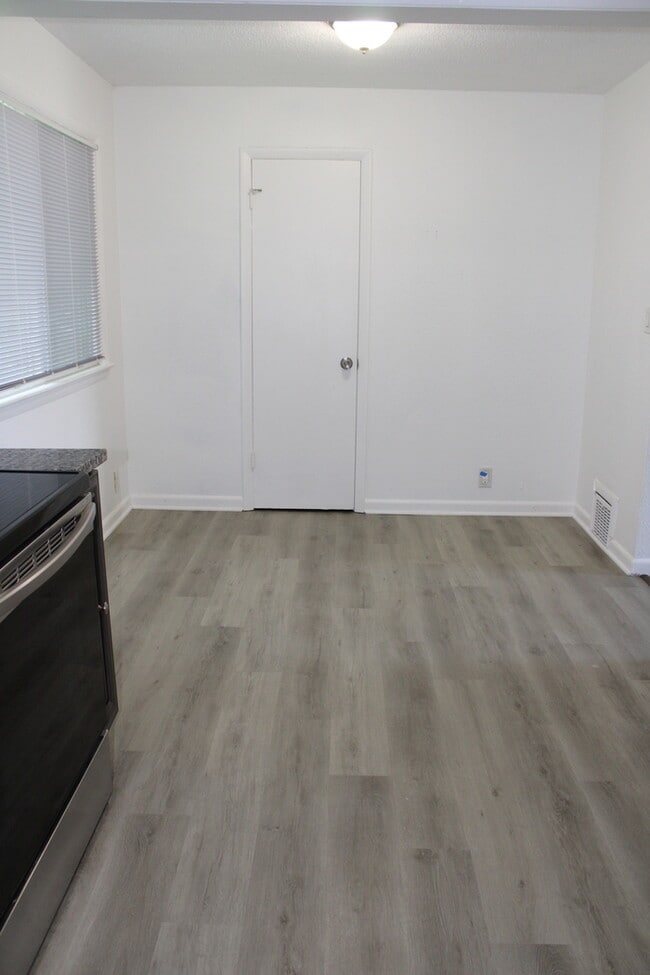 Building Photo - Beautiful 4 bedrooms and 1 bath home located on Freeman Ave in Kansas City, KS