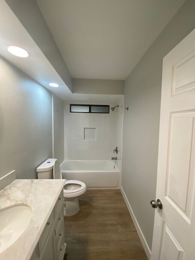 Building Photo - Recently Remodeled 3 BD 2 BA House in a Desirable SW Bakersfield