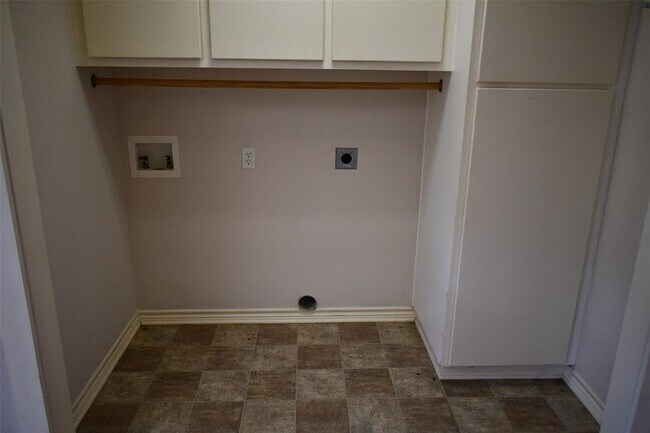 Building Photo - 203 Pine Valley