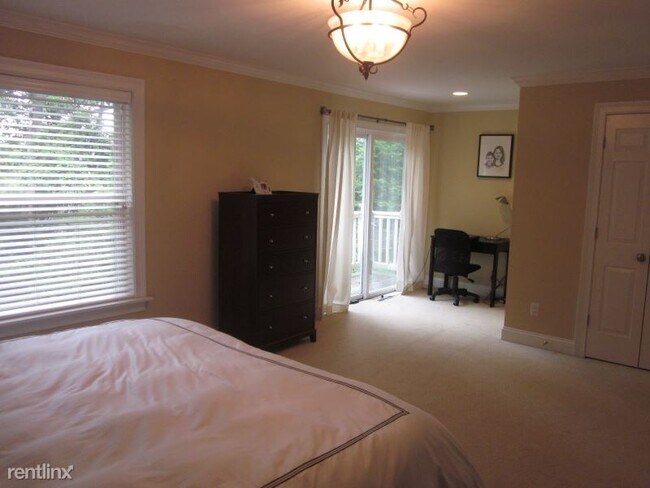 Building Photo - 3670 Ashworth Dr