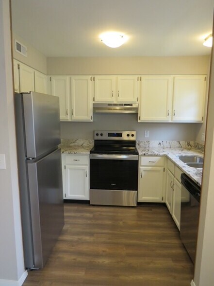 Building Photo - 244 Carriage Ct