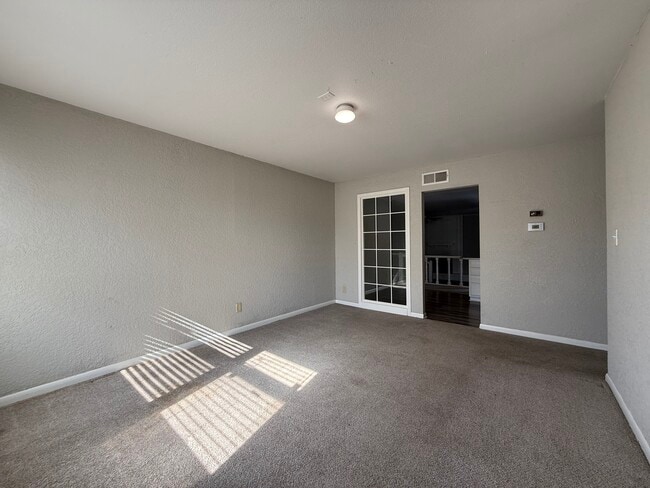 Building Photo - 1420 E 31st St S