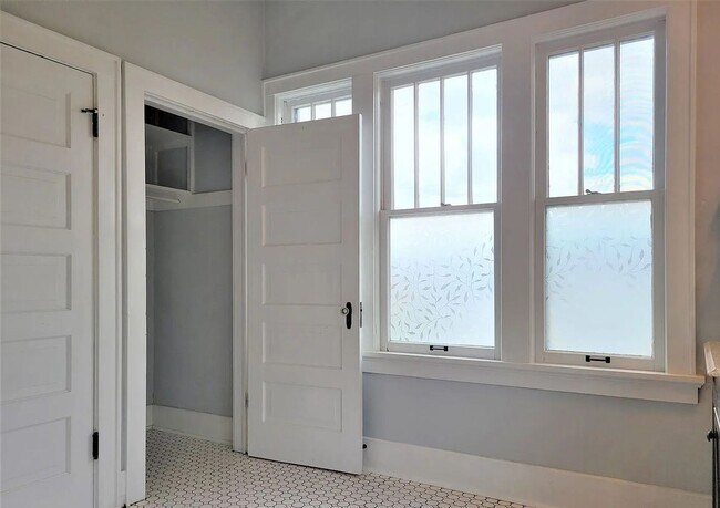 Building Photo - Stunning 4-Bed, 3-Bath Gem 1 Minute from Midtown!