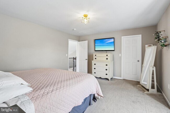 Building Photo - 427 Green Meadow Dr.