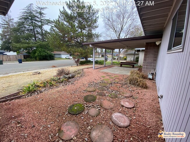 Building Photo - Unique, Cheery and Spacious Mid-Century Mo...