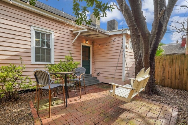 Building Photo - 307 W Waldburg Ln