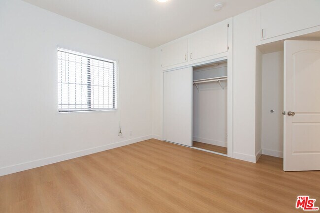 Building Photo - 1443 N Mariposa Ave