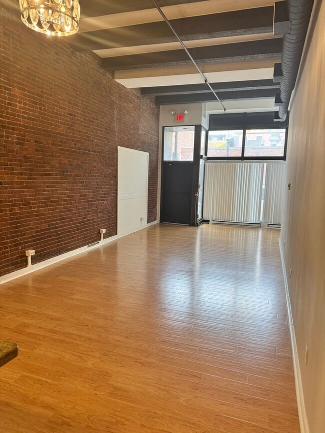 Building Photo - Three bed 2 bath in the North End!!!