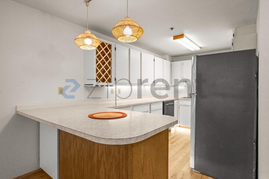 Building Photo - Unit 3