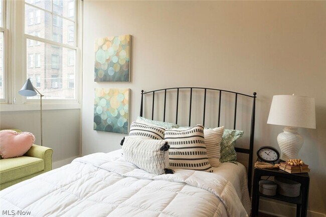 Building Photo - 1260 W 4th St