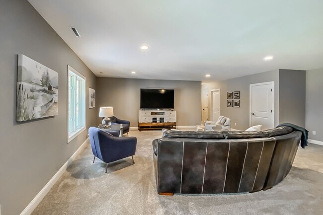 Building Photo - Warm and Luxurious 4 bedroom Executive Estate