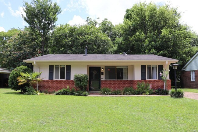Building Photo - Irresistible 3-bedroom will leave you deli...
