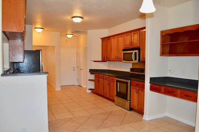 Building Photo - Rare custom stucc home 3 bed 2 bath