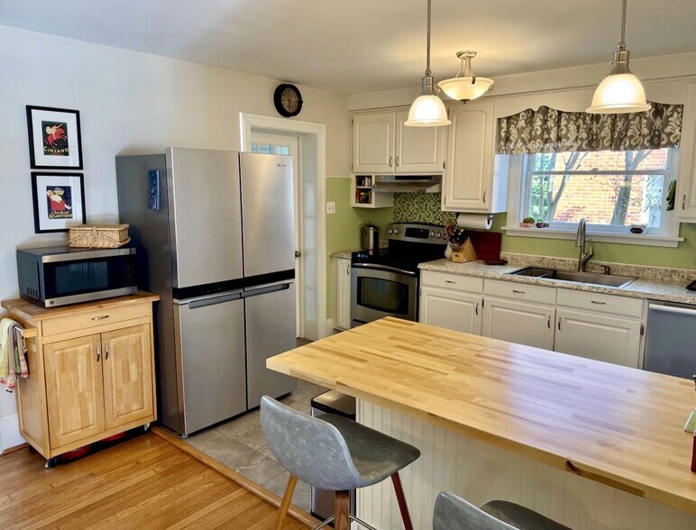 Kitchen - 2308 Buckingham Ave