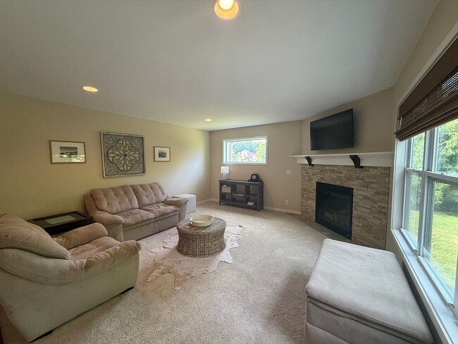 Building Photo - Welcome Home –  Beautiful 5 Bed/4 bath in ...