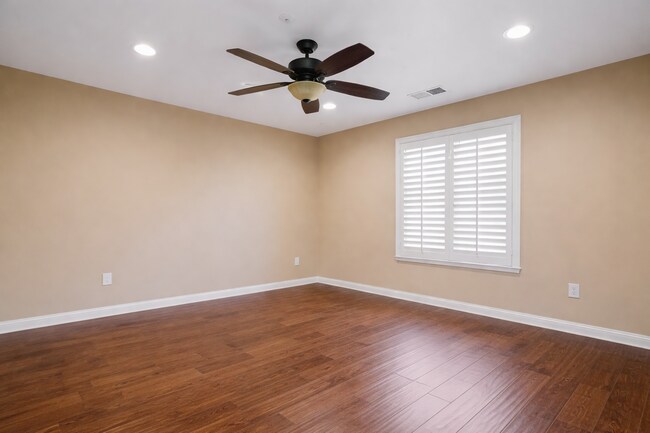 Building Photo - Wonderful 2 Story 3 bedroom Condo walking distance to Victoria Gardens Mall.