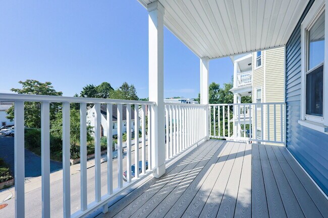 Building Photo - Available Now! Sunny & Large 3-Bedroom: In...