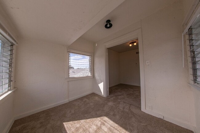 Building Photo - 2 BR/ 1BA unit in Hilcrest - Charming Upstairs Apt, A/C & Heat, tons of windows, updated Kit, ori...