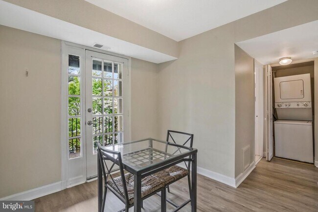 Building Photo - 2961 S Columbus St