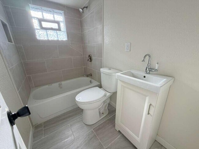 Building Photo - 653A W Bruce St - EKO Homes | Fully Renovated 2 bedroom Unit for Rent