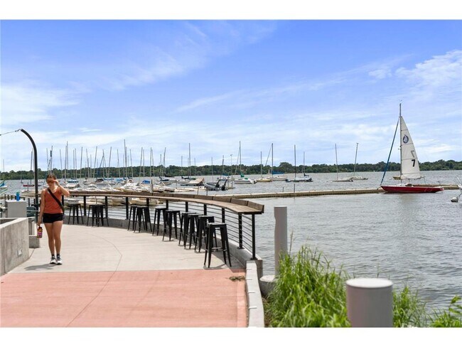 Building Photo - 2881 Irving Ave S