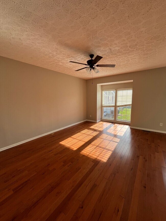 Building Photo - 3 Bedroom/ 2.5 Bath Townhome with 1 Car Garage, Laminate Floors, Minutes to Bellevue and Nashvill...