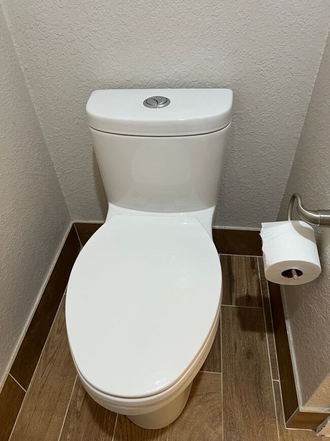 Building Photo - New Price $2,100.00 South Davis Townhome On Veranda Terrace,  3+1.5, Garage, Small backyard, Frui...