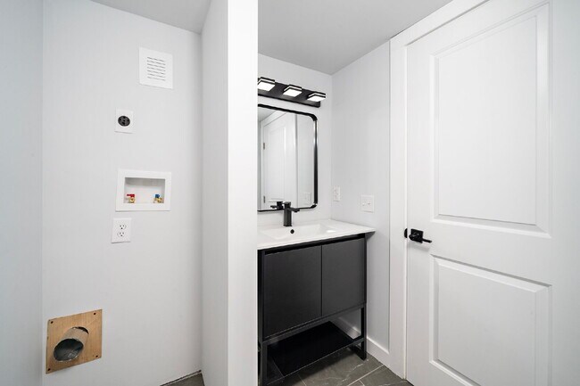 Building Photo - 210 Lincoln Ct