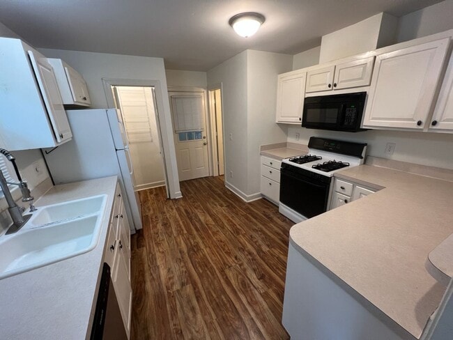 Building Photo - Cozy 3 bedroom home within minutes to Bond Park