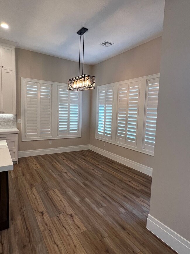 Building Photo - Beautiful 4 Bedroom, 4 Bathroom Home in Th...