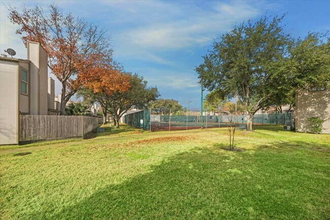 Building Photo - 880 Tully St