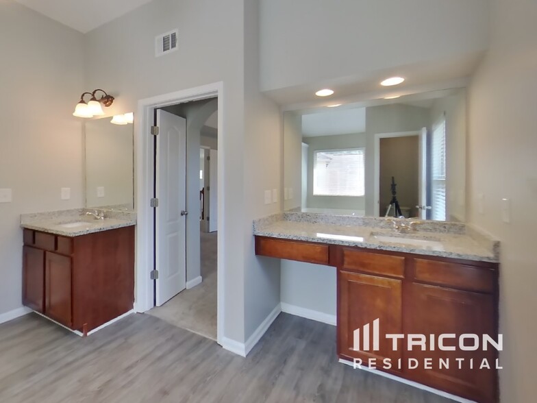 Building Photo - 4370 Rainer Dr