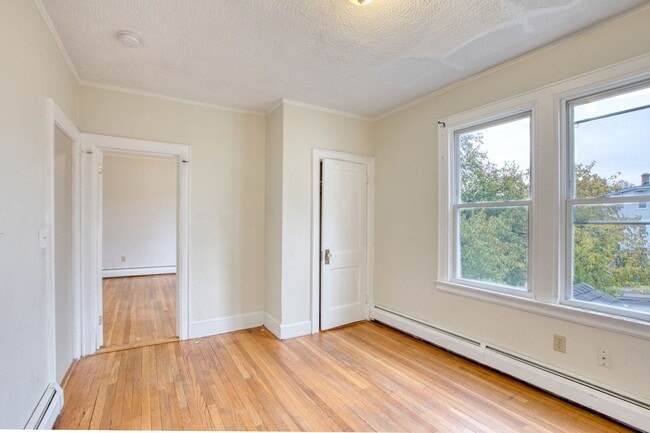 Building Photo - Newly Remodeled Spacious 3 Bedroom Apartment