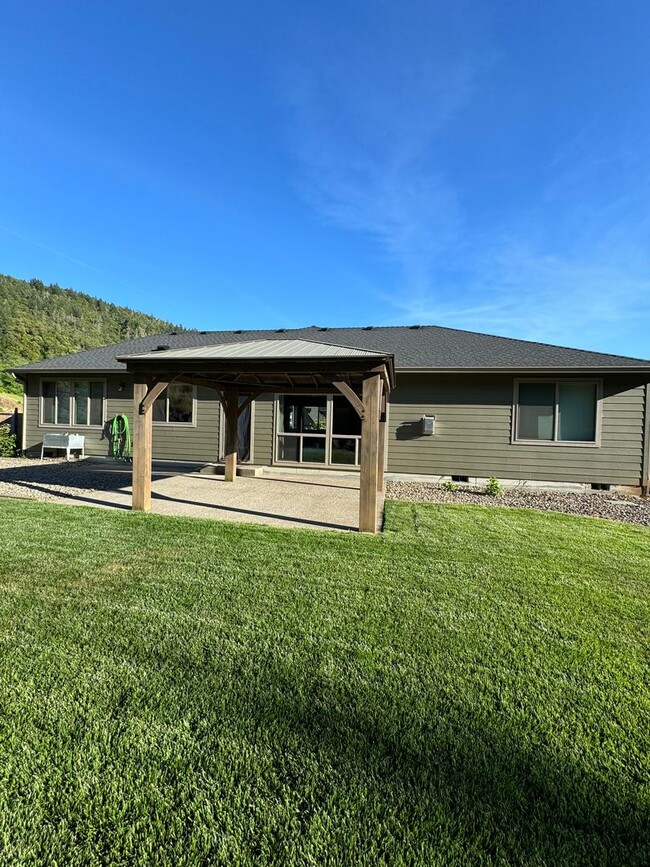 Building Photo - Newer Winchester 4 bedroom 2 bath home