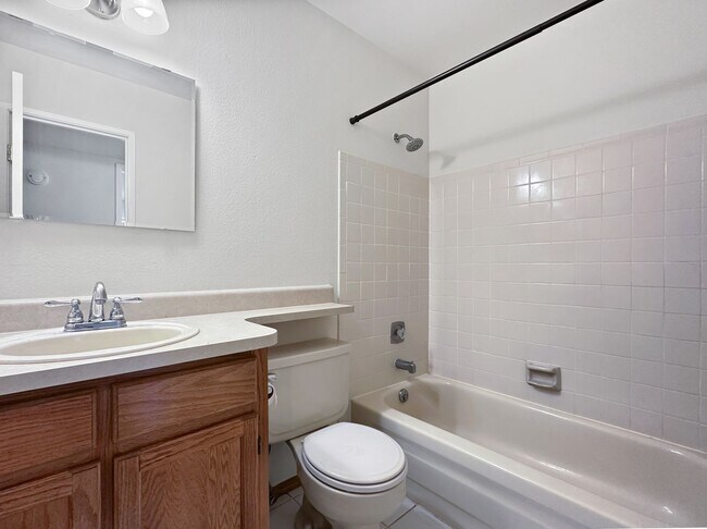 Building Photo - Charming 2-Bedroom Condo in Prime Location...