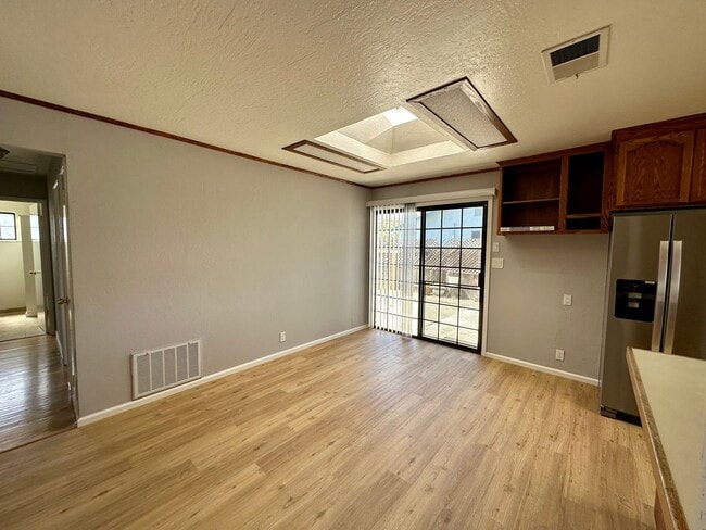 Building Photo - PET FRIENDLY Spacious 3 Bedroom 2 Bath! **...