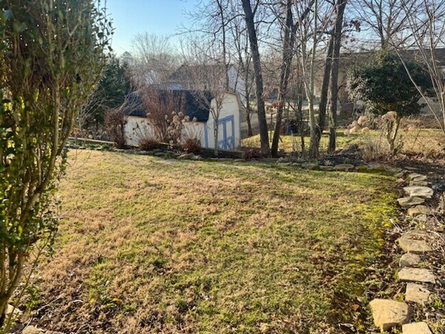 Building Photo - West Knoxville 37922 - 3 bedroom, 2 bath home - Contact Susan Niedergeses (865) 300-4722